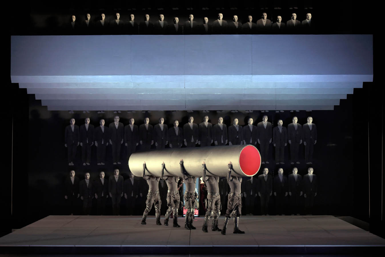 Σκηνή από την παράσταση Μάνα Κουράγιο του Brecht, σε σκηνοθεσία και σκηνογραφία (σχεδίαση εικαστικής εγκατάστασης) του Θεόδωρου Τερζόπουλου, η οποία παίχτηκε το 2017 στην Πετρούπολη της Ρωσίας, με ρωσικό θίασο, σε παραγωγή του Θεάτρου Αλεξαντρίνσκι [Alexandrinski] και αποτέλεσε μια από τις συνεργασίες του [[#Θεάτρου Άττις [Attis Theatre]#]] με τα θέατρα του εξωτερικού. 