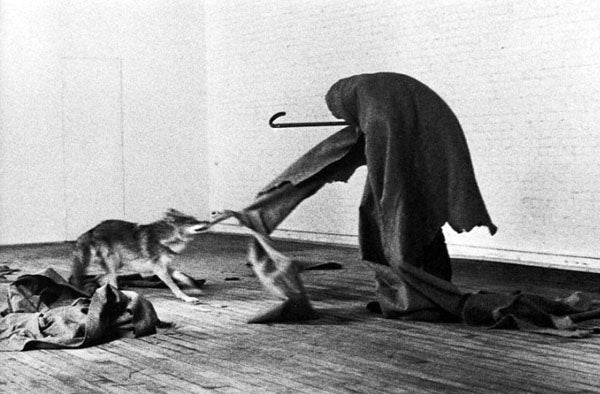 [[#Joseph Beuys [Γιόζεφ Μπόις]#]] — I Like America and America Likes Me, 1974.Ο καλλιτέχνης συμβίωσε επί τρεις ημέρες με ένα κογιότ σε γκαλερί της Νέας Υόρκης, μετατρέποντας το επιτελεστικό αυτό γεγονός σε πολιτικό και συμβολικό σχόλιο.