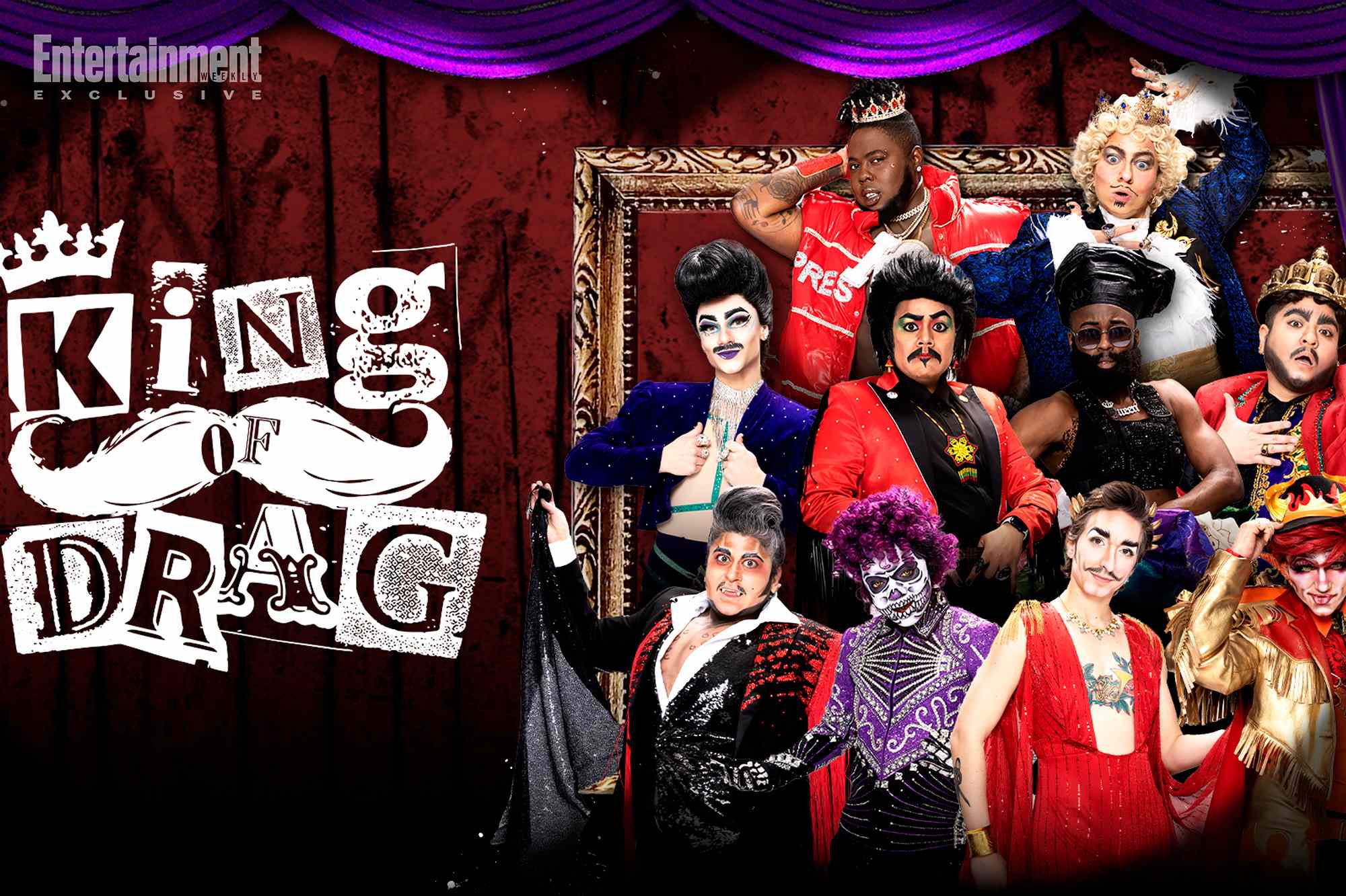 Φωτογράφιση του θιάσου του King of Drag [Ο βασιλιάς του ντραγκ] (Revry, 2025), της πρώτης τηλεοπτικής διαγωνιστικής σειράς αφιερωμένης αποκλειστικά σε ντραγκ-κινγκ, με οικοδεσπότη τον [[#Murray Hill [Μάρεϋ Χιλλ]#]]. Δέκα επιτελεστές και επιτελέστριες διαγωνίστηκαν σε νούμερα με έμφαση στην κωμωδία και στον σχολιασμό της αρρενωπότητας, κατ' αντιστοιχία προς το RuPaul's Drag Race της ντραγκ-κουήν σκηνής.
