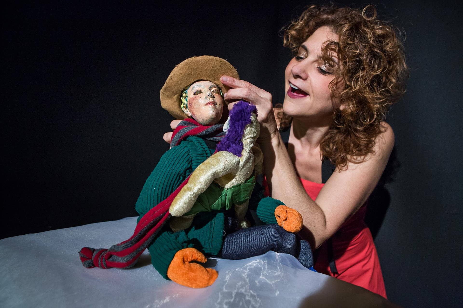 Η Εμμανουέλα Καποκάκη, κουκλοπαίκτρια και ιδρύτρια του Εικαστικού Θεάτρου Κούκλας «Πράσσειν Άλογα», με μία από τις κούκλες της παράστασης Ο Χιονάνθρωπος που δεν ήθελε να λιώσει.