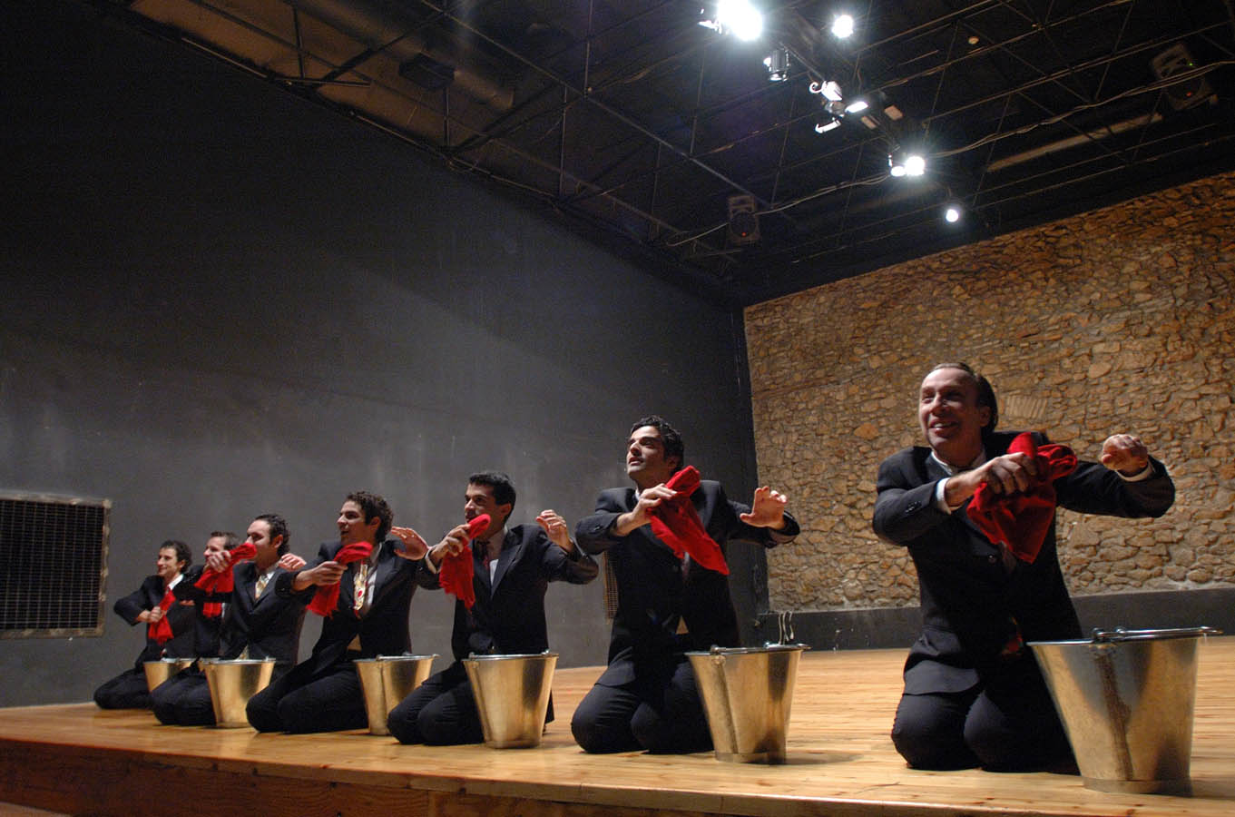 Παράδειγμα συμβολικής χρήσης των αντικειμένων φροντιστηρίου (κόκκινα πανιά και τσίγκινοι κουβάδες) στην παράσταση Η τελευταία μάσκα-Fallimento σε σκηνοθεσία του [[#Θεόδωρου Τερζόπουλου [Theodoros Terzopoulos]#]]. Συμπαραγωγή του [[#Θεάτρου Άττις [Attis Theatre]#]] και της Πάτρας Πολιτιστικής Πρωτεύουσας της Ευρώπης, (2006).