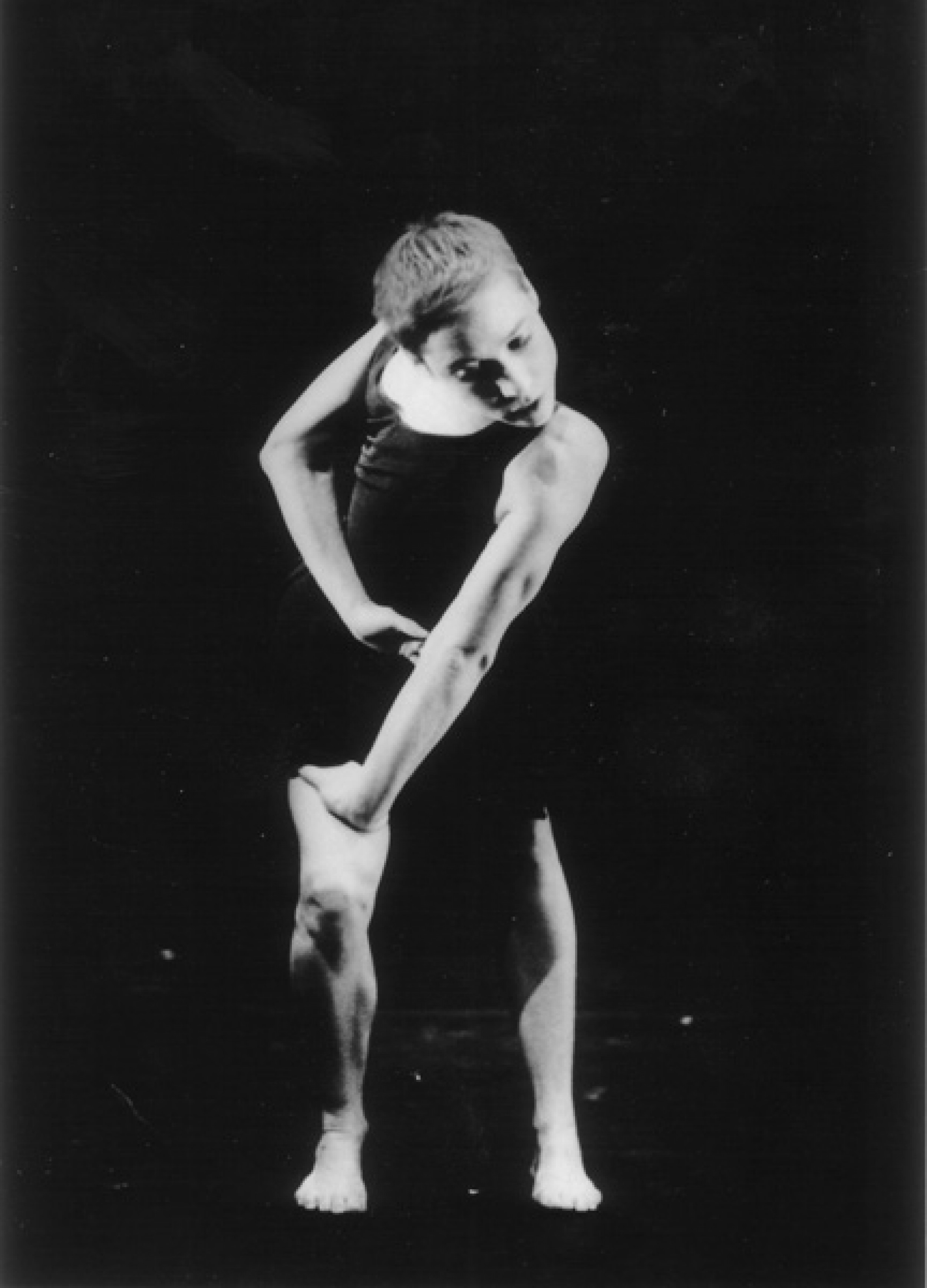 Disfigure Study [Σπουδή παραμόρφωσης], χορογραφία Meg Stuart [Μεγκ Στιούαρτ], Klapstuk Festival, Λέουβεν, 1991. Η αποδόμηση στρέφεται εδώ κατά της ενοποιημένης εικόνας του χορευτικού σώματος: ο φωτισμός αποκόπτει μέλη και τα απομονώνει, τα άκρα γίνονται αντιληπτά ως ξένα, και το σώμα αποσυντίθεται σε πολλαπλά, διαιρεμένα τμήματα ελεύθερα να συνάψουν νέες σχέσεις.