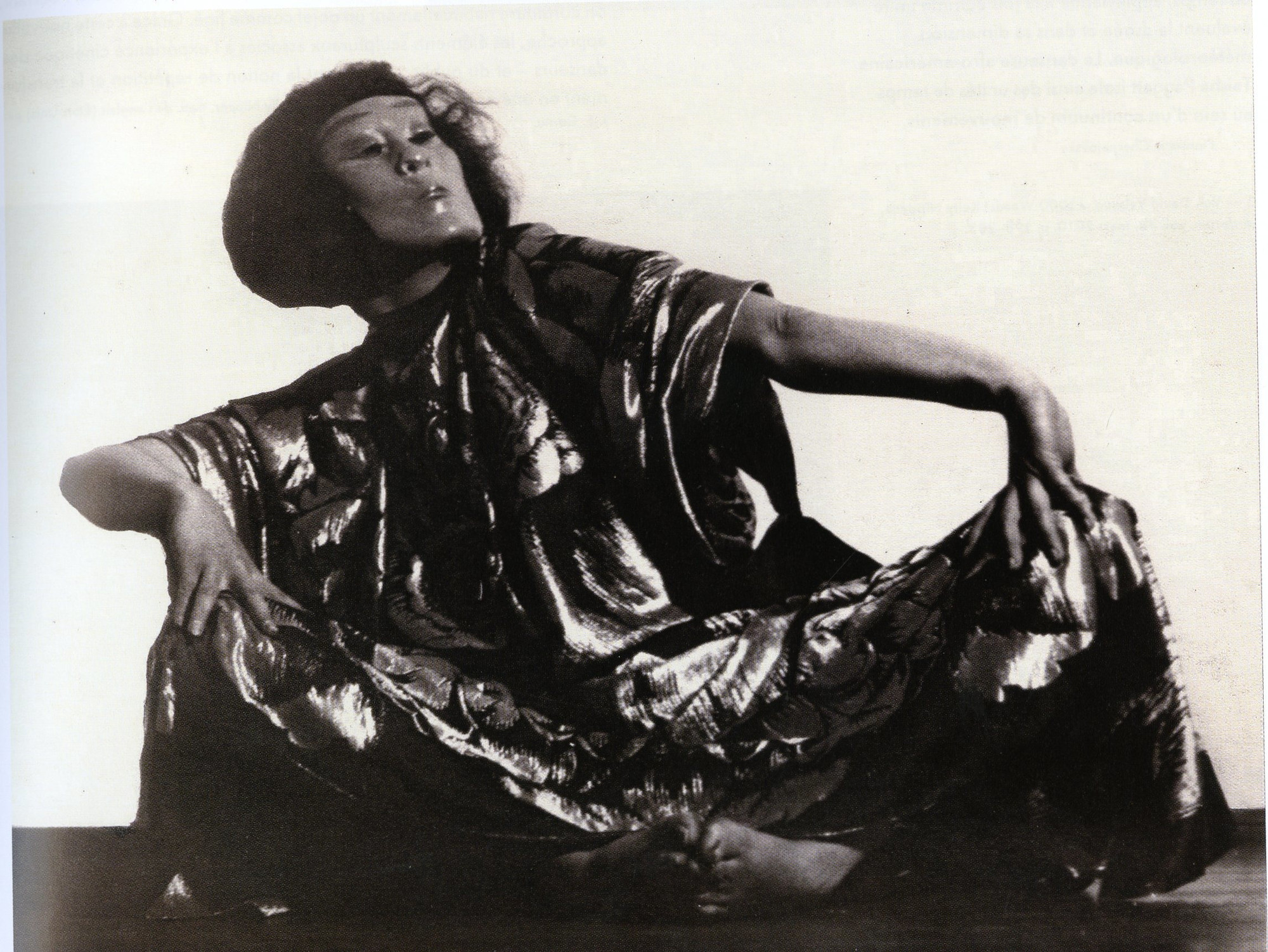 Mary Wigman [Μαίρη Βίγκμαν] στο σόλο Hexentanz [Χορός της μάγισσας], δεύτερη εκδοχή, 1926· χορογραφία και εκτέλεση της ίδιας. Ο μοντέρνος χορός εγκατέλειψε εδώ την κατακόρυφη ανάταση και τη γεωμετρική πειθαρχία του κλασικού μπαλέτου: η χορεύτρια εμφανίζεται καθιστή στο έδαφος, με λυγισμένο κορμό, γαμψά χέρια στα γόνατα, ασάνδαλα πόδια, μεταλλίζον ένδυμα και προσωπίδα, σε στάση που αντλεί την έντασή της από τη βαρύτητα και όχι από την αιώρηση.
