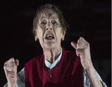 Στιγμιότυπο από την ερμηνεία του ρόλου του Βασιλιά Ληρ από τη [[#Glenda Jackson [Γκλέντα Τζάκσον]#]] το 2016 στο Old Vic, στην παράσταση του έργου του Shakespeare King Lear (1609), σε σκηνοθεσία της [[#Deborah Warner [Ντέμπορα Ουόρνερ]#]].