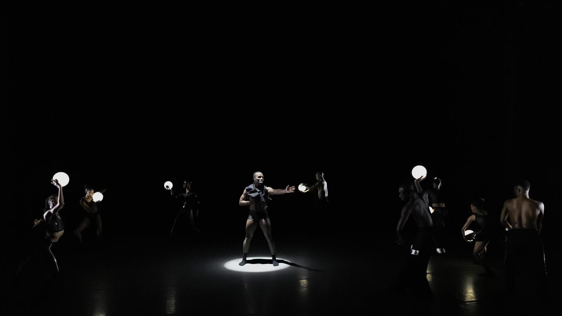 Παράδειγμα χρήσης φορητών αντικειμένων φροντιστηρίου που παράγουν φωτισμό στην παράσταση σύγχρονου χορού Freedom Series της ομάδας [[#Ailey II#]] ([[#Alvin Ailey American Dance Theater [Αμερικανικό Χοροθέατρο Άλβιν Έιλυ]#]]) σε χορογραφία της [[#Francesca Harper [Φρανσέσκα Χάρπερ]#]], (2022). 