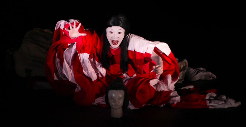 Σημειολογική αποτύπωση του "διονυσιακού" σε στιγμιότυπο από την παράσταση Dionysus (2019), βασισμένη στις Βάκχες του Ευριπίδη, σε σκηνοθεσία του Tadashi Suzuki. [[#Suzuki Company of Toga#]] &amp; [[#Purnati Indonesia#]]. 