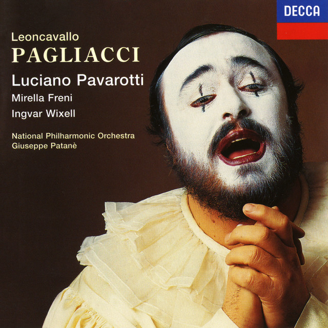 Ο [[#Luciano Pavarotti [Λουτσάνο Παβαρόττι]#]] ως Κάνιο στην όπερα Οι Παλιάτσοι [I Pagliacci] του [[#Ruggero Leoncavallo [Ρουτζέρο Λεονκαβάλο]#]]. Το χαρακτηριστικό λευκό μακιγιάζ του κλόουν, που συνεχίζει την παράδοση του ψιμυθιωμένου προσώπου του Πιερότου, αντιτίθεται στο τραγικό πάθος του χαρακτήρα, υπογραμμίζοντας την αντίθεση ανάμεσα στη μάσκα της κωμωδίας και τη βαθιά ανθρώπινη οδύνη.