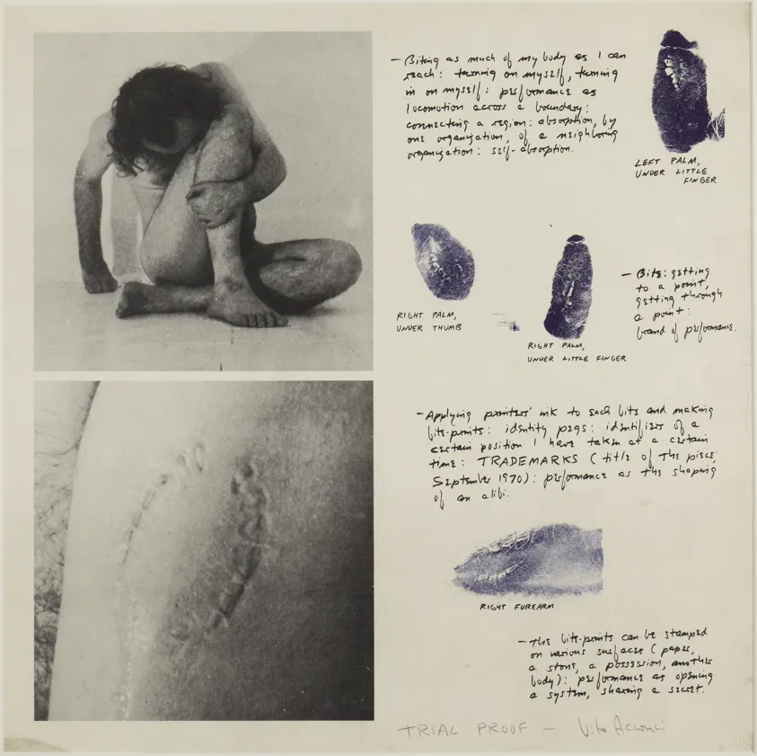 Vito Acconci [Βίτο Ακόντσι], Trademarks [Σήματα κατατεθέντα], 1970. Ο καλλιτέχνης δάγκωνε όσα σημεία του γυμνού σώματός του μπορούσε να φτάσει και τεκμηρίωνε τη σαδομαζοχιστική αυτή πρακτική με φωτογραφίες και αποτυπώματα των δαγκωματιών. Η επιτέλεση διεξήχθη χωρίς κοινό, ενώ τα τεκμήριά της κυκλοφόρησαν ως εμπορεύσιμα αντικείμενα, διαρρηγνύοντας τα όρια ιδιωτικού και δημόσιου.