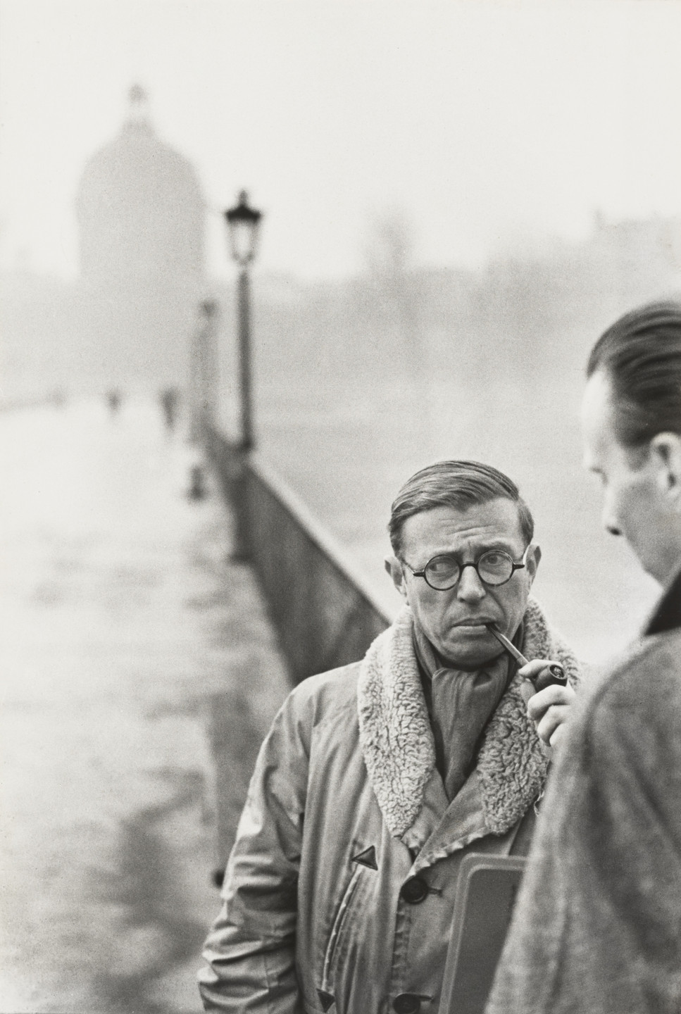 Ο Jean Paul Sartre στην Pont des Arts, Παρίσι, Γαλλία 1946. Φωτογραφία του [[#Henri Cartier-Bresson [Ανρί Καρτιέ-Μπρεσόν]#]].
