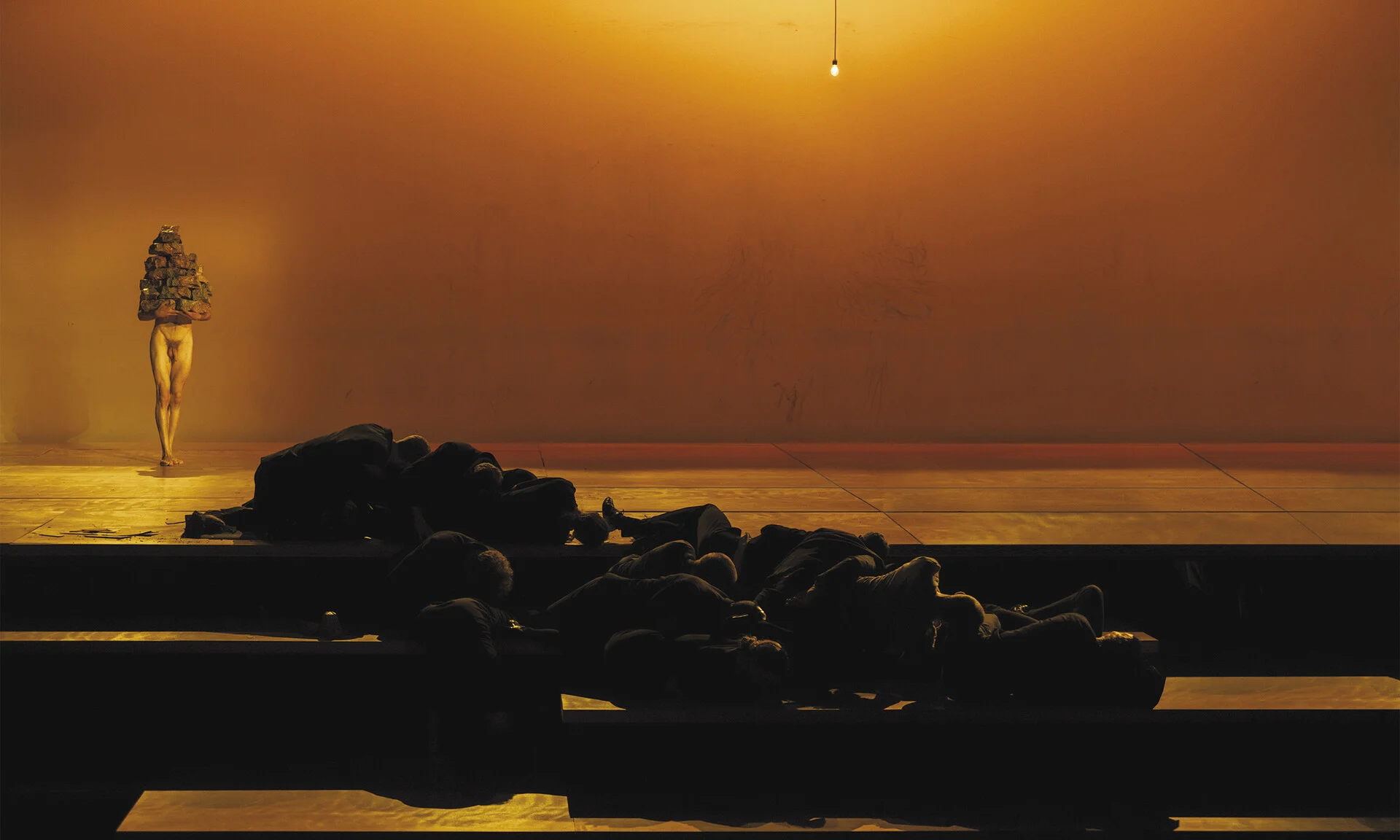 Στιγμιότυπο από την παράσταση του Δημήτρη Παπαϊωάννου Τhis that keeps on – Α personal archaeology. Ηρώδειο, 2025. 