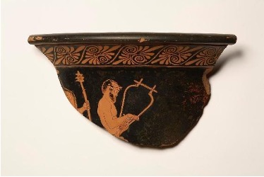 Όστρακο από αττικό ερυθρόμορφο κρατήρα της Ομάδας του Πολυγνώτου, στον οποίο απεικονίζεται ένας σάτυρος που φέρει λύρα και φαίνεται να ηγείται ενός διονυσιακού διθυράμβου. Αναγράφεται η επιγραφή ΔΙΘΥΡΑΜΦΟΣ (440 π.Χ.-430 π.Χ., Κοπεγχάγη, Μουσείο Thorvaldsen, H597).