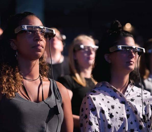 Γυαλιά έξυπνου υπερτιτλισμού [smart caption glasses] στο Royal National Theatre του Λονδίνου (2018): εφαρμογή της επαυξημένης πραγματικότητας στην προσβασιμότητα, καθώς στους φακούς προβάλλεται συγχρονισμένη απόδοση του διαλόγου και των ήχων της παράστασης, από οποιαδήποτε θέση της αίθουσας και σε κάθε παράσταση των τριών σκηνών του θεάτρου.