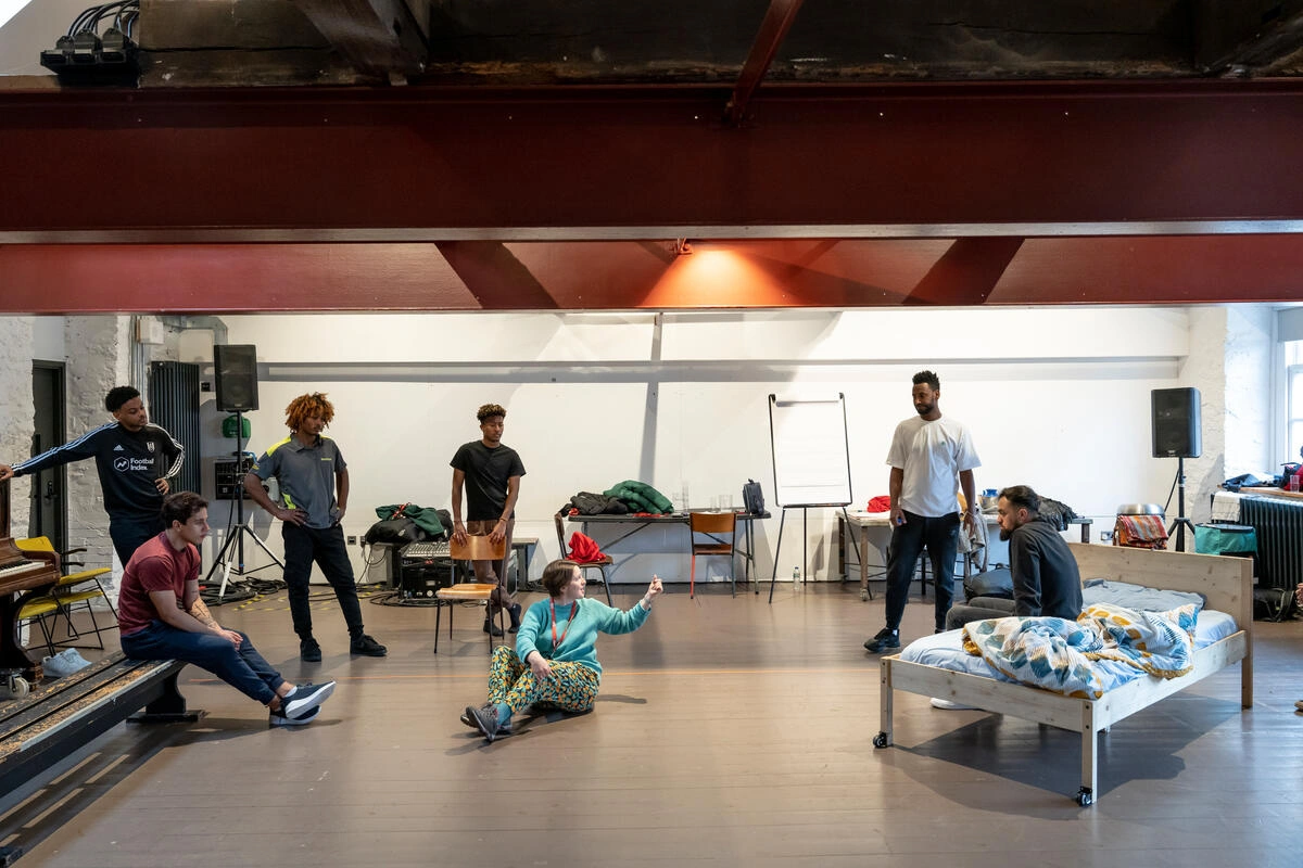 Θίασος προσφύγων κατά τη διάρκεια προβών της παράστασης εφαρμοσμένου θεάτρου&nbsp;Όλα τα κρεβάτια στα οποία κοιμήθηκα&nbsp;[All&nbsp;the&nbsp;beds&nbsp;I&nbsp;have&nbsp;slept&nbsp;in], η οποία βασίστηκε σε εμπειρίες προσφύγων και αιτούντων άσυλο. Το πρόγραμμα και η παράσταση υλοποιήθηκε από το&nbsp;Phosphoros&nbsp;Theatre.&nbsp;Bristol, 2023. Courtesy: Acervo Cedoc/Funarte.