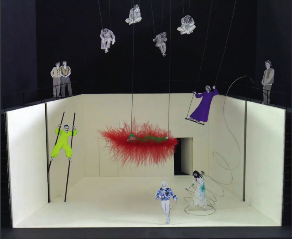 Φωτογραφία της πλαστικής μακέτας της Βρετανίδας σκηνογράφου-ενδυματολόγου [[#Sally Jacobs [Σάλυ Τζέικομπς]#]] για την εμβληματική παράσταση Όνειρο καλοκαιρινής νύχτας του [[#Σαίξπηρ #]]σε σκηνοθεσία [[#[Peter Brook [Πήτερ Μπρούκ]#]] (1970).