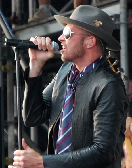 Ο [[#Scott Weiland [Σκοτ Ουάιλαντ]#]] χρησιμοποιεί ενδοακουστικό σε ζωντανή εμφάνιση με τους [[#Stone Temple Pilots#]] (2008).