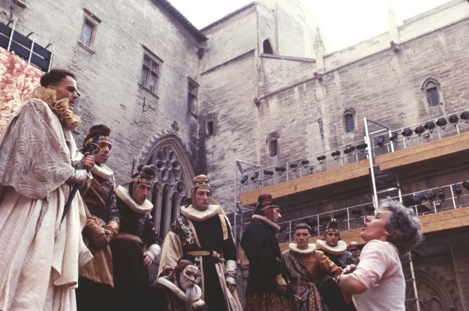 Κύκλος&nbsp;Σαίξπηρ: Ριχάρδος&nbsp;ΙΙ. Η [[#Ariane Mnouchkine [Αριάν&nbsp;Μνουσκίν]#]] σκηνοθετεί τους ηθοποιούς&nbsp;του «Θεάτρου του Ήλιου». Δοκιμές στη&nbsp;σκηνή του Παπικού&nbsp;Ανακτόρου της&nbsp;Αβινιόν (1984). 