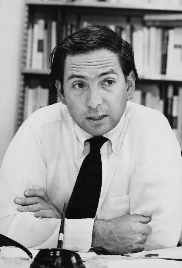 Ο Αμερικανός φιλόσοφος John Searle [Τζων Σερλ] (1932-2025), ο οποίος συστηματοποίησε τη θεωρία των ομιλιακών πράξεων στο Speech Acts [Ομιλιακές πράξεις] (1969), προεκτείνοντας το έργο του John L. Austin με μια ταξινομία των ενδολεκτικών πράξεων. Υπήρξε από τους σημαντικότερους στοχαστές της φιλοσοφίας της γλώσσας και του νου, με γνωστότερη συνεισφορά το νοητικό πείραμα του «Κινεζικού Δωματίου» εναντίον της ισχυρής τεχνητής νοημοσύνης.