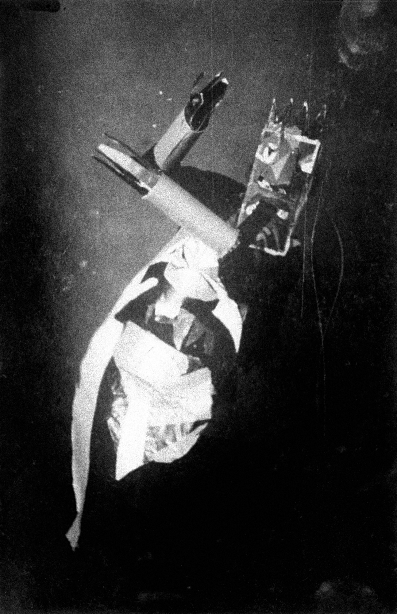 Στιγμιότυπο της [[#Sophie Taeuber-Arp [Σοφί Τόιμπερ-Αρπ]#]] κατά τη διάρκεια χορευτικής δράσης στα εγκαίνια της Galerie Dada στη Ζυρίχη το 1917. 