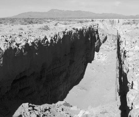 Michael Heizer [Μίχαελ Χάιζερ], Double Negative [Διπλό αρνητικό], 1969-1970, Νεβάδα.Το έργο αποτελείται από δύο τομές σε ένα άνυδρο οροπέδιο της Νεβάδα και για να δημιουργηθεί αφαιρέθηκαν περίπου 300.000 τόνοι βράχων και χώματος, δημιουργώντας μια τεχνητή τάφρο. Όπως λέει και ο ίδιος ο Heizer: «Δεν υπάρχει τίποτα εκεί, κι όμως πρόκειται για ένα γλυπτό.» ["There is nothing there, yet it is still a sculpture"].