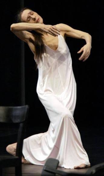 Η Pina Bausch [Πίνα Μπάους] ως ερμηνεύτρια στο δικό της χοροθεατρικό έργο Café Müller [Καφέ Μύλλερ] (Tanztheater Wuppertal [Χοροθέατρο του Βούπερταλ], 1978), κατά τη γενική δοκιμή της 15ης Μαΐου 2003. Είκοσι πέντε χρόνια μετά την πρεμιέρα, η χορογράφος συνέχιζε να ερμηνεύει η ίδια τον ρόλο της γυναίκας που κινείται με κλειστά μάτια ανάμεσα στις καρέκλες.