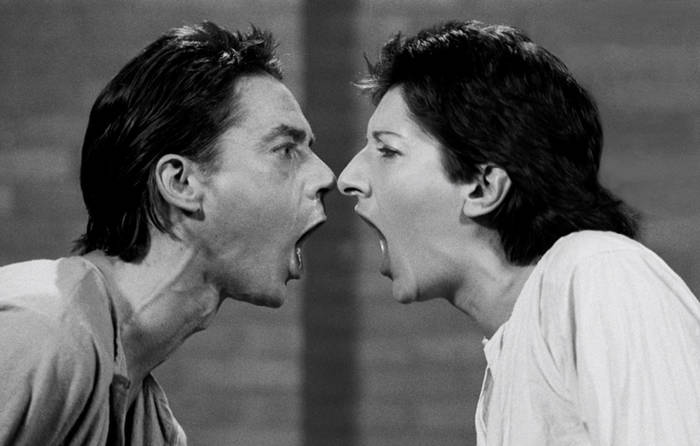 Marina Abramovic, AAA-AAA, RTB, Liège, Βέλγιο, 1978. Σε αυτή την επιτέλεση, η [[#Marina Abramović [Μαρίνα Αμπράμοβιτς]#]] και ο [[#Ulay [Ουλάι]#]] στέκονται αντικριστά και παράγουν παρατεταμένους ήχους με ανοιχτό το στόμα. Σταδιακά πλησιάζουν όλο και περισσότερο ο ένας τον άλλον, έως ότου τελικά ουρλιάζουν απευθείας μέσα στα ανοιχτά στόματα τους. Η παράσταση, η οποία διήρκεσε 15 λεπτά, συνεχίστηκε μέχρι οι φωνές και των δύο καλλιτεχνών να χάσουν τον συγχρονισμό τους και να καταρρεύσουν εξαιτίας των συνεχών κραυγών. Το έργο αυτό αναδεικνύει το ενδιαφέρον τους για την αντοχή και τη διάρκεια, καθώς και τη διερεύνηση της επιθετικότητας ανάμεσα σε δύο σωματικά παρόντες ανθρώπους, έναν άνδρα και μία γυναίκα.