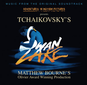 Αφίσα της παράστασης Swan Lake [Η λίμνη των κύκνων] σε χορογραφία Matthew Bourne [Μάθιου Μπορν] (1995). Η εικόνα ενεργοποιεί διπλή διακειμενική αναφορά: στην εικονογραφική παράδοση της Λήδας με τον κύκνο και στο ρομαντικό μπαλέτο του Πιότρ Ίλιτς Τσαϊκόφσκι [Pyotr Ilyich Tchaikovsky], προϊδεάζοντας το κοινό για τους άρρενες κύκνους της παραγωγής.