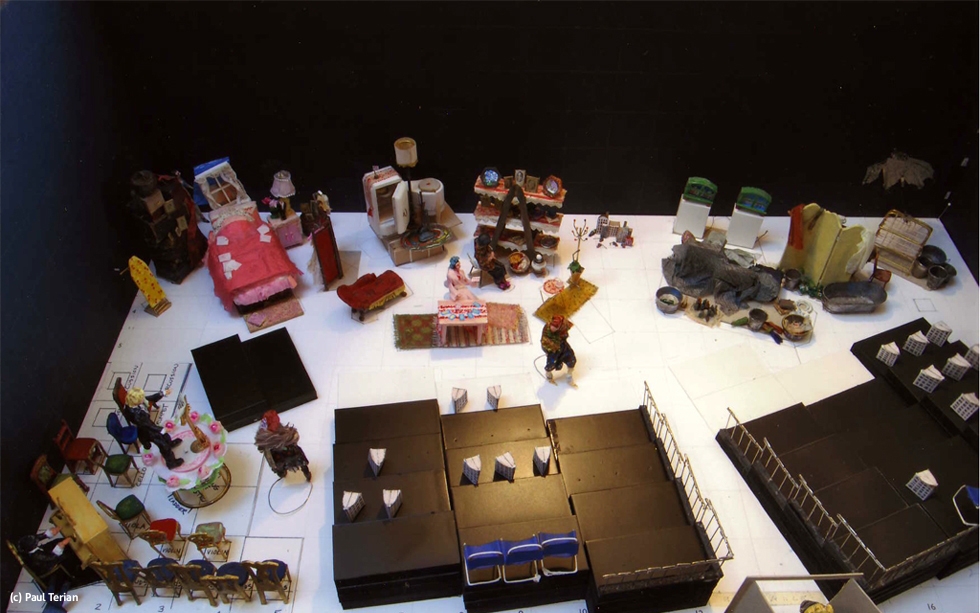 [[#Pamela Howard [Πάμελα Χάουαρντ]#]], πλαστική σκηνογραφική μακέτα για τoν Γάμο του [[#Νικολάι Γκόγκολ#]], 2009. Φωτογραφία [[#Paul Terian#]].