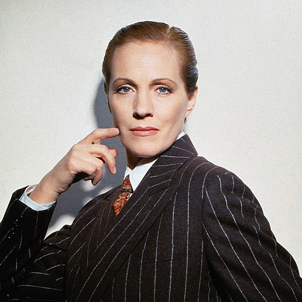 Η [[#Julie Andrews [Τζούλι Άντρους]#]] ως «γυναίκα ντυμένη άνδρας ντυμένος γυναίκα» στο Victor/Victoria [Βίκτωρ/Βικτώρια] (1982) του [[#Blake Edwards [Μπλέηκ Έντουαρντς]#]]. Η ταινία, διασκευή της γερμανικής του 1933, μετέφερε τη ντραγκ-κινγκ περσόνα στο αμερικανικό μιούζικαλ μεγάλης κλίμακας και συνέδεσε τη φιγούρα με το επιτελεστικό φύλο.