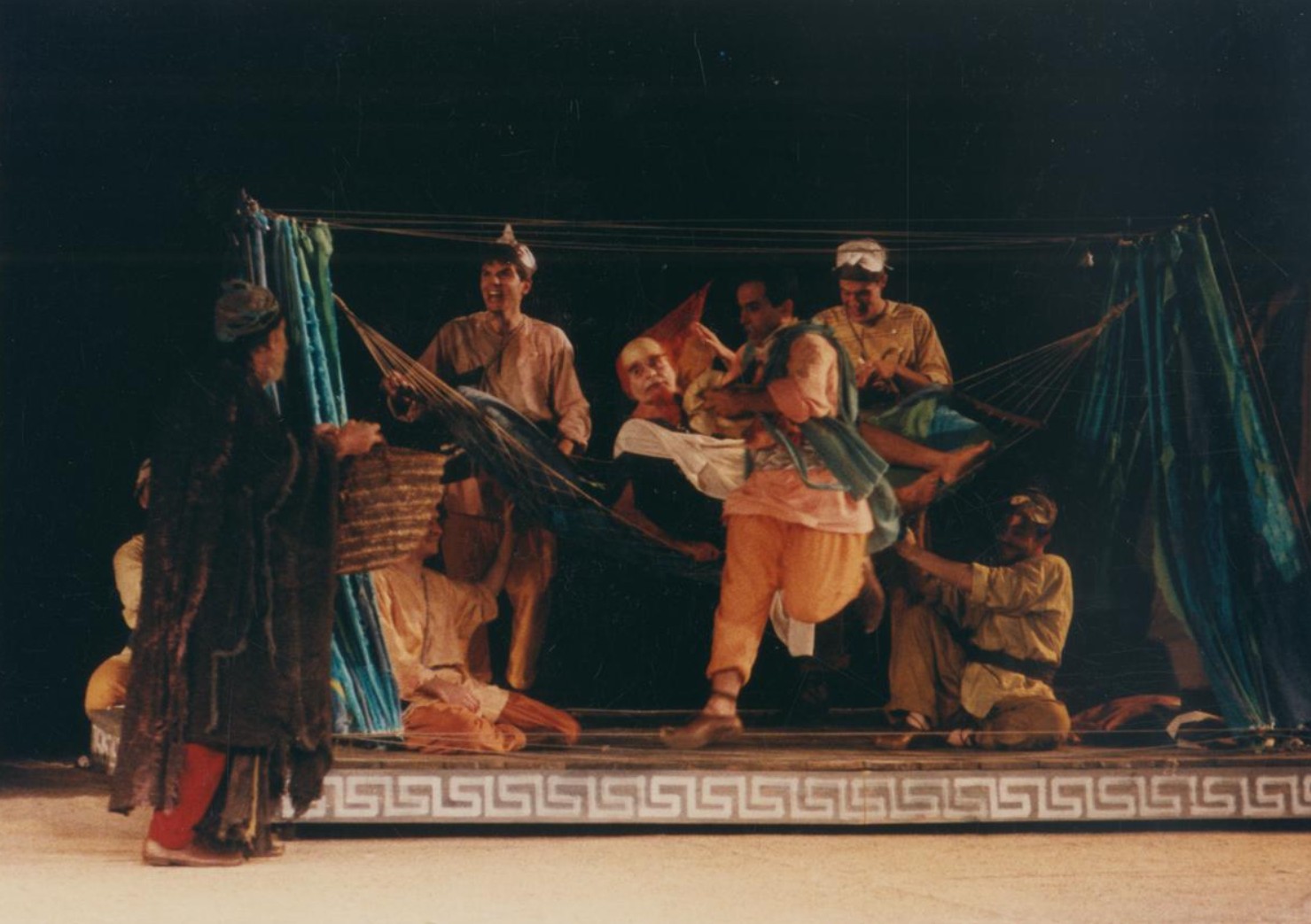 Στιγμιότυπο από την παράσταση Αχαρνείς του Αριστοφάνη, σε σκηνοθεσία [[#Διαγόρα Χρονόπουλου#]], από το Εθνικό Θέατρο (Φεστιβάλ Αθηνών, 1995). Ο Ευριπίδης εμφανίζεται πάνω στο εκκύκλημα. Διακρίνονται οι: [[#Γιώργος Μιχαλακόπουλος#]] (Δικαιόπολις), [[#Γιάννης Ροζάκης#]] (Ευριπίδης), [[#Χρόνης Παυλίδης#]] (Θεράπων Ευριπίδη) και ο Χορός. Φωτογραφία: [[#Βασίλης Μποζίκης#]].