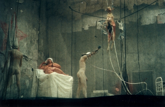 Ορέστεια (μία οργανική κωμωδία;) [Orestea (una commedia organica?)], Σκηνοθεσία: [[#Romeo Castellucci [Ρομέο Καστελλούτσι]#]] (1995/2015). Ριζοσπαστική ανάγνωση της αρχαίας τραγωδίας, όπου ο Castellucci αποδομεί το κλασικό κείμενο του [[#Αισχύλου [Aeschylus]#]], απογυμνώνοντάς το από τη λεκτική του διάσταση και μετατοπίζοντας το βάρος στην εικόνα, στον ήχο και στο σώμα. 