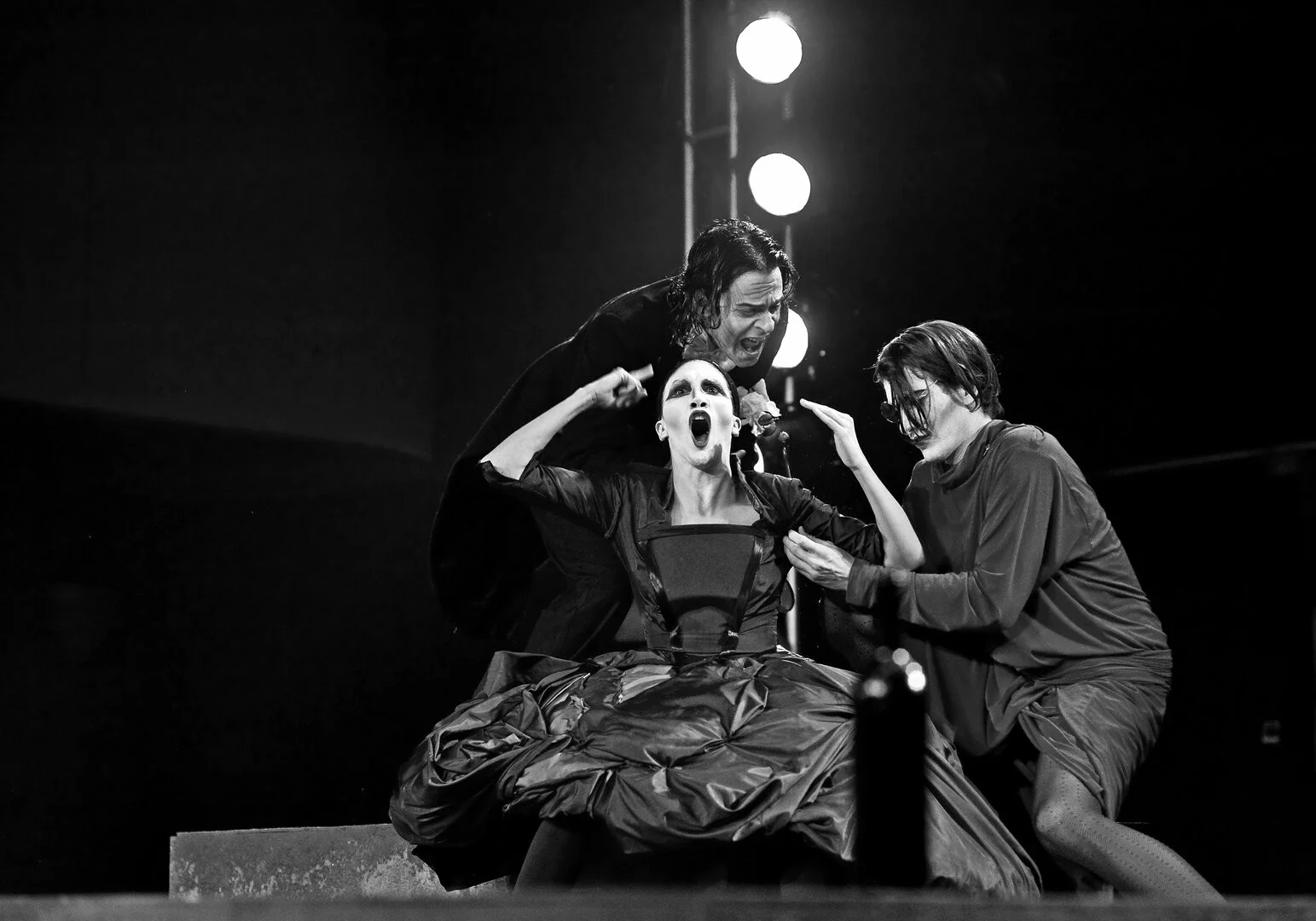 Στιγμιότυπο από την παράσταση Ο Αδαής και ο Παράφρων του [[#Thomas Bernhard [Τόμας Μπέρνχαρντ]#]], σε σκηνοθεσία [[#Γιάννου Περλέγκα#]], Εθνικό Θέατρο [National Theatre of Greece]: Πειραματική Σκηνή, (2016). Η παράσταση συνιστά μια μεταθεατρική ανατομία των καλλιτεχνών και της ίδιας της τέχνης. 