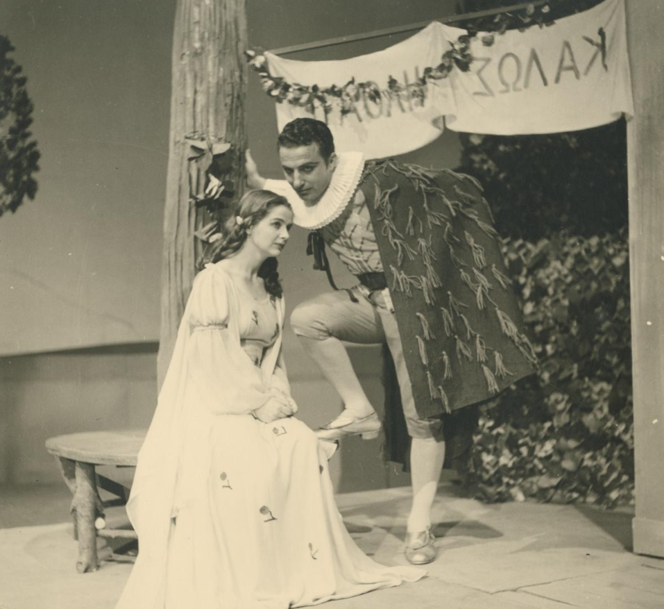 William Shakespeare [Ουίλλιαμ Σαίξπηρ], Το χειμωνιάτικο παραμύθι [The Winter's Tale, 1611], Εθνικό Θέατρο, Κεντρική Σκηνή (Κτήριο Τσίλλερ), Αθήνα, θεατρική περίοδος 1952-1953, σε σκηνοθεσία Αλέξη Σολομού, μετάφραση Βασίλη Ρώτα και σκηνικά / κοστούμια Σπύρου Βασιλείου (φωτογραφία: Émile). Στο στιγμιότυπο εικονίζονται η Αντιγόνη Βαλάκου ως Περντίτα και ο Ηλίας Σταματίου ως Φλοριζέλ, ζεύγος που ενσαρκώνει στο σαιξπηρικό έργο το αρχετυπικό σχήμα της ενζενύ και του ζεν πρεμιέ: η αγνή βοσκοπούλα-βασιλοπούλα και ο νεαρός πρίγκιπας-εραστής, φορείς της ποιμενικής αναγέννησης που σφραγίζει το τραγικοκωμικό φινάλε.