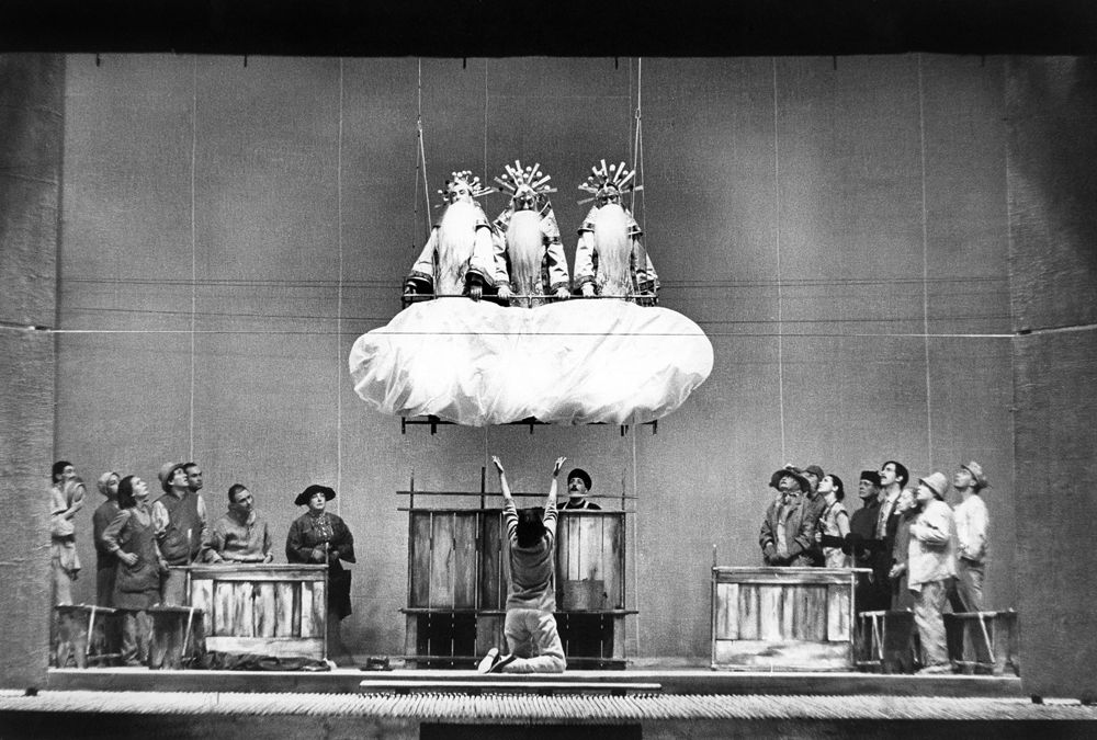 Στιγμιότυπο από την παράσταση L’anima buona di Sezuan [Ο καλός άνθρωπος του Σετσουάν] του Brecht, που ανέβηκε το 1958 σε σκηνοθεσία Giorgio Strehler στο [[#Piccolo Teatro di Milano#]].