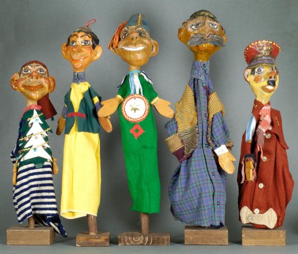 Κούκλες από το κουκλοθέατρο της Αντίστασης του [[#Νίκου Ακίλογλου#]]. Κατασκευασμένες από πεπιεσμένο χαρτί [papier mâché], ύφασμα και ξύλο, αναπαριστούν τον Γαρίδα, τον Χάνο τον Κουτούτσικο, τον Μπάρμπα-Γιώργο, τον Μισιλίνη και τον Χιτλερίδη. Ελλάδα, δεκαετία 1940. 