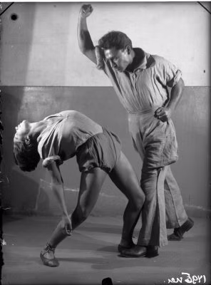 Στιγμιότυπο από σπουδή [étude] της&nbsp;βιο-μηχανικής&nbsp;μεθόδου του Μέγιερχολντ, που μελετά την κίνηση του χτυπήματος με μαχαίρι.