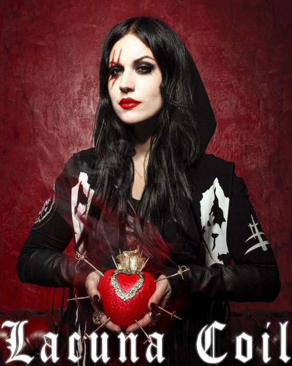 Η [[#Cristina Scabbia [Κριστίνα Σκάμπια]#]] (γενν. 1972), επικεφαλής τραγουδίστρια του ιταλικού συγκροτήματος [[#Lacuna Coil#]] από το 1994, εμβληματική φιγούρα του γκόθικ μέταλ και της ευρύτερης ευρωπαϊκής σκηνής του χέβυ μέταλ. Με τη χαρακτηριστική μεσογειακή φυσιογνωμία, τη γοτθική σκηνική αισθητική και τη σύζευξη μελωδικών φωνητικών με βαριά ηχητική αρχιτεκτονική, συνέβαλε καθοριστικά στη διεθνή ανάδειξη της ιταλικής χέβυ μέταλ σκηνής και στη διεύρυνση της γυναικείας παρουσίας στο είδος.