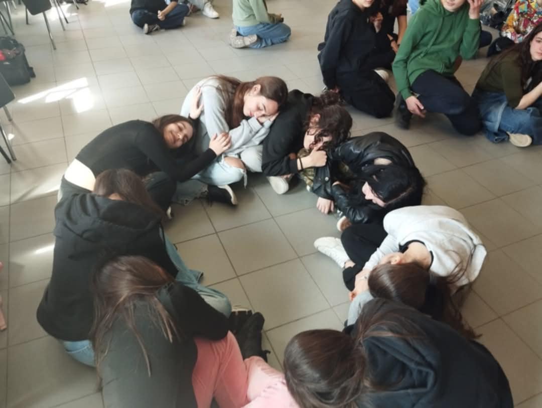 Η θεατροπαιδαγωγική είναι δραστηριότητα ομαδοσυνεργατική που αντλεί τη λογική της από το παιχνίδι.Θεατροπαιδαγωγικό πρόγραμμα με εφήβους, με εμψυχώτρια την [[#Κατερίνα Κωστή#]]