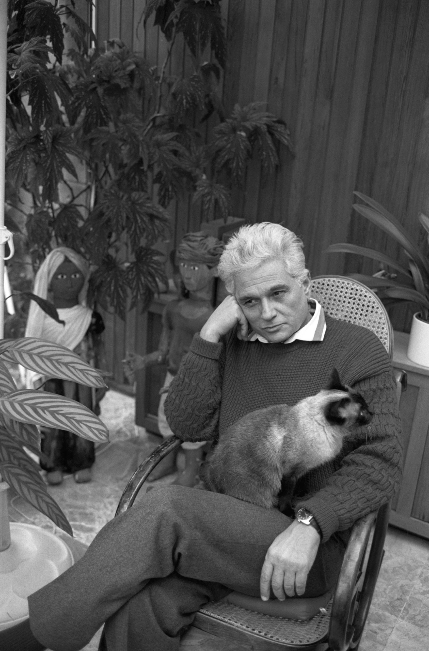 Ο Jacques Derrida [Ζακ Ντερριντά], εισηγητής της έννοιας της αποδόμησης, φωτογραφημένος από τη [[#Sophie Bassouls [Σοφί Μπασούλ]#]]. Η αποδομητική ανάγνωση, την οποία ο φιλόσοφος διατύπωσε από τη δεκαετία του 1960, αναδεικνύει τις ρωγμές και τις ιεραρχικές αντιθέσεις κάθε κειμένου, γονιμοποιώντας ακολούθως τη θεωρία και την πράξη των παραστατικών τεχνών.
