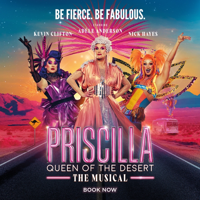 Αφίσα της περιοδείας του μιούζικαλ Priscilla Queen of the Desert [Πρισίλα, η βασίλισσα της ερήμου] σε Ηνωμένο Βασίλειο και Ιρλανδία (2026), με τους [[#Kevin Clifton [Κέβιν Κλίφτον]#]], [[#Adèle Anderson [Αντέλ Άντερσον]#]] και [[#Nick Hayes [Νικ Χέυς]#]]: δύο ντραγκ-κουήν και μία τρανς γυναίκα διασχίζουν την αυστραλιανή ενδοχώρα με το λεωφορείο «Πρισίλα», ενώ τα φτερά, οι κορσέδες και τις υπερμεγέθη κομμώσεις ανακαλούν τη θεαματική εικονογραφία του είδους, όπως την καθιέρωσε στο εμπορικό μουσικό θέατρο η ομότιτλη ταινία του 1994.