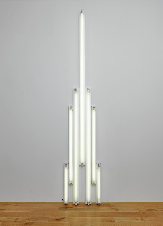 [[#Dan Flavin#]], «Μνημείο» για τον Βλαδιμίρ Τάτλιν [‘Monument’ for V. Tatlin], 1966–9,&nbsp;Tate. 