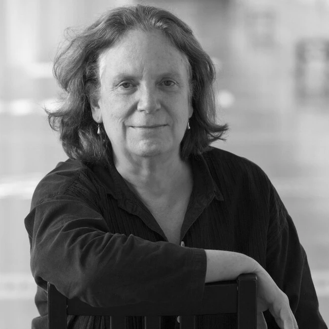 Anne Bogart (γεν. 1951), Αμερικανίδα σκηνοθέτρια και θεωρητικός του θεάτρου, συνιδρύτρια και συνδιευθύντρια της SITI Company (1992) μαζί με τον Tadashi Suzuki, καθηγήτρια σκηνοθεσίας στο Columbia University της Νέας Υόρκης. Συγγραφέας τεσσάρων θεωρητικών έργων, μεταξύ των οποίων τα A Director Prepares (2001) και The Viewpoints Book (2005, με την Tina Landau), συστηματοποίησε και διέδωσε διεθνώς τη μέθοδο των Οπτικών [Viewpoints] ως σύστημα σκηνικής εκπαίδευσης και δημιουργίας, ανανεώνοντας τη χορογραφική σύλληψη της Mary Overlie και ασκώντας καθοριστική επίδραση στο αμερικανικό και διεθνές σύγχρονο θέατρο.