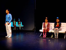 Στιγμιότυπο από την παράσταση&nbsp;Everyman: The Ultimate Commodity [Ο Καθένας: Το ύστατο εμπόρευμα], μια παραγωγή του ερευνητικού ιδρύματος IERC της Σιγκαπούρης, σε κείμενο του [[#Daniel K. Jernigan [Ντάνιελ Κ. Τζέρνιγκαν]#]] βασισμένη στη μεσαιωνική ηθολογία Jedermann [Ο Καθένας], στην οποία γίνεται εκτενής χρήση τεχνολογικών επαυξημένης πραγματικότητας. Η παράσταση έκανε πρεμιέρα το 2007 στο Fringe Theatre Festival του Τορόντο. [IM1.1]&nbsp;