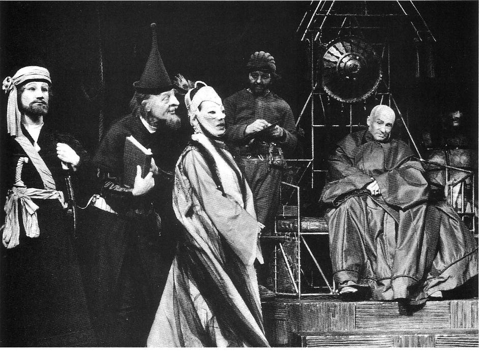 Παράδειγμα χρήσης μάσκας, ως στοιχείο ανοικείωσης, είναι η μάσκα που φορούσε η Weigel στην παράσταση Ο Καυκασιανός κύκλος με την κιμωλία [Der kaukasische Kreidekreis/The Caucasian Chalk Circle, 1948] που ανέβηκε το 1954 στο Berliner Ensemble. 