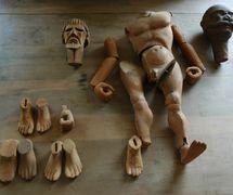 Ξύλινα μέλη μαριονετών κατασκευασμένα από τον Craig (National Puppetry Archive). 
