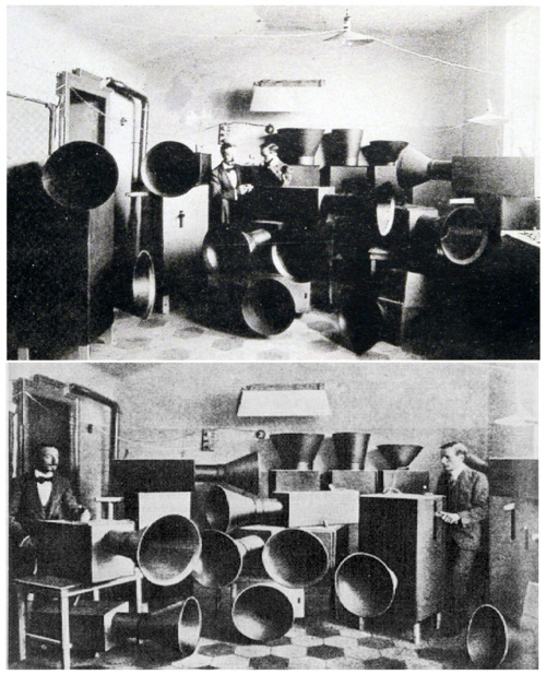 Ο Luigi Russolo και ο βοηθός του Ugo Piatti με τα «θορυβογόνα» στο Μιλάνο το 1913.&nbsp;