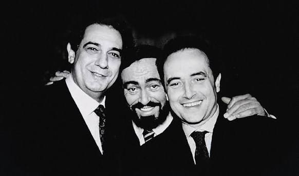 Οι «τρεις τενόροι», Luciano Pavarotti [Λουτσιάνο Παβαρόττι], Plácido Domingo [Πλάθιδο Ντομίνγκο] και José Carreras [Χοσέ Καρρέρας], που μετέτρεψαν τον οξύφωνο σε παγκόσμιο λαϊκό σύμβολο, αρχής γενομένης από τη θρυλική συναυλία στις Θέρμες του Καρακάλλα [Terme di Caracalla] τη νύχτα του τελικού του Παγκοσμίου Κυπέλλου (Ρώμη, 1990).