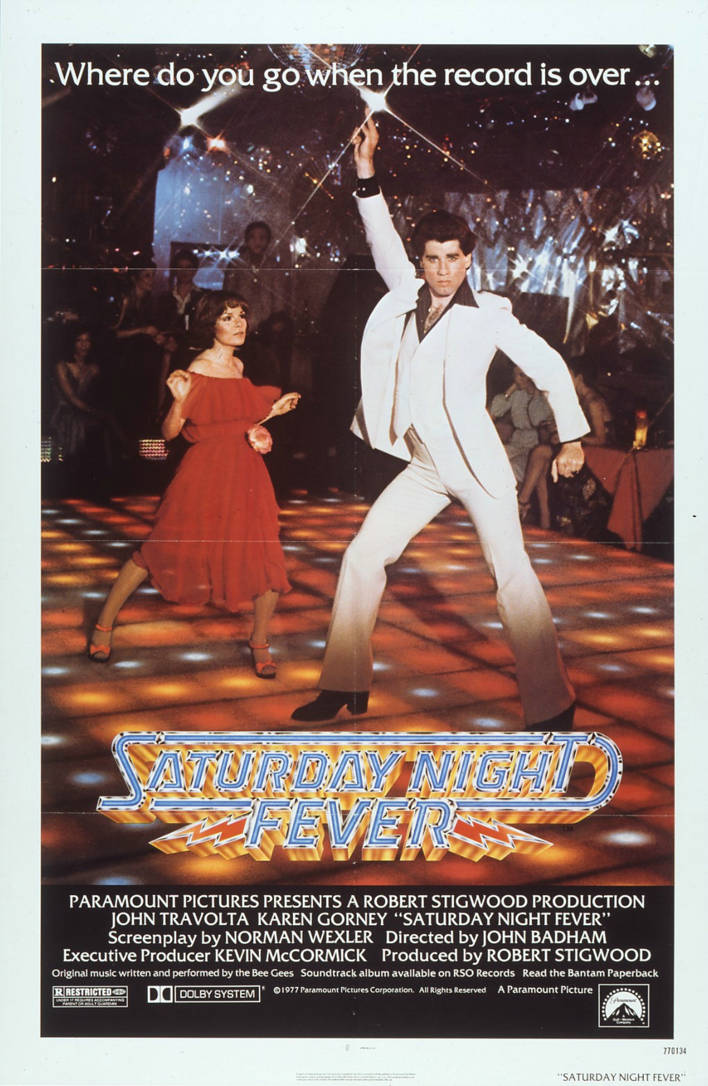 Αφίσα της ταινίας Saturday Night Fever [Πυρετός το Σαββατόβραδο] (1977), σε σκηνοθεσία John Badham [Τζων Μπάνταμ], με τον John Travolta [Τζων Τραβόλτα] και την Karen Lynn Gorney [Κάρεν Λυν Γκόρνεϋ], σε μουσική των Bee Gees [Μπη Τζης]. Η εικόνα συνοψίζει την εικονογραφία της ντίσκο: φωτιζόμενο δάπεδο, ντισκομπάλα, λευκό κοστούμι με καμπάνα, υψωμένος βραχίονας σε πόζα σόλο χορευτή, με την παρτενέρ σε δεύτερο επίπεδο, διάταξη που αποδίδει την επικράτηση του σόλο και αυτοσχεδιαστικού χορού έναντι του χορού σε ζευγάρια. Το σύνθημα της αφίσας, "Where do you go when the record is over…" [Πού πηγαίνεις όταν τελειώσει ο δίσκος…], συνδέει τη νεανική ταυτότητα με τη διάρκεια του χορευτικού χρόνου. Η ταινία διέδωσε τη ντίσκο στο ευρύ κοινό και καθιέρωσε τη μορφή του νέου άνδρα που κατακτά κοινωνική υπόσταση αποκλειστικά μέσω του χορού.