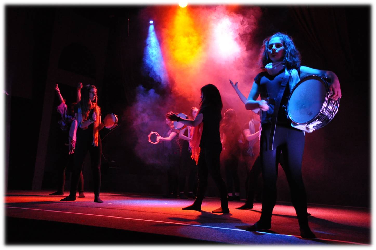 Το σχολικό θέατρο δίνει τη δυνατότητα σε όλους τους μαθητές και όλες τις μαθήτριες να συμμετάσχουν στον χώρο της φαντασίας και της ελεύθερης έκφρασης.