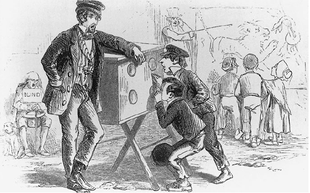 Απεικόνιση από το περιοδικό&nbsp;Harper’s Monthly Magazine&nbsp;(Οκτώβριος 1854), η οποία καταγράφει την παρουσία περιοδεύοντων διασκεδαστών που παρουσίαζαν υπαίθριες εκθέσεις και&nbsp;θεάματα θυριδοσκοπίας στην ύπαιθρο και στις πόλεις. Η εικόνα αποτυπώνει τον ρόλο του ερμηνευτή-κράχτη, ο οποίος/η οποία χρησιμοποιούσε το θυριδοσκόπιο ως μέσο ψυχαγωγίας και ενημέρωσης για το ευρύ κοινό. Η συγκεκριμένη πρακτική αποτελούσε αναπόσπαστο κομμάτι της λαϊκής κουλτούρας του 19ού αιώνα, βασιζόμενη στην κινητοποίηση της περιέργειας και στη δημιουργία οπτικών ψευδαισθήσεων μέσα από τον φακό της συσκευής.