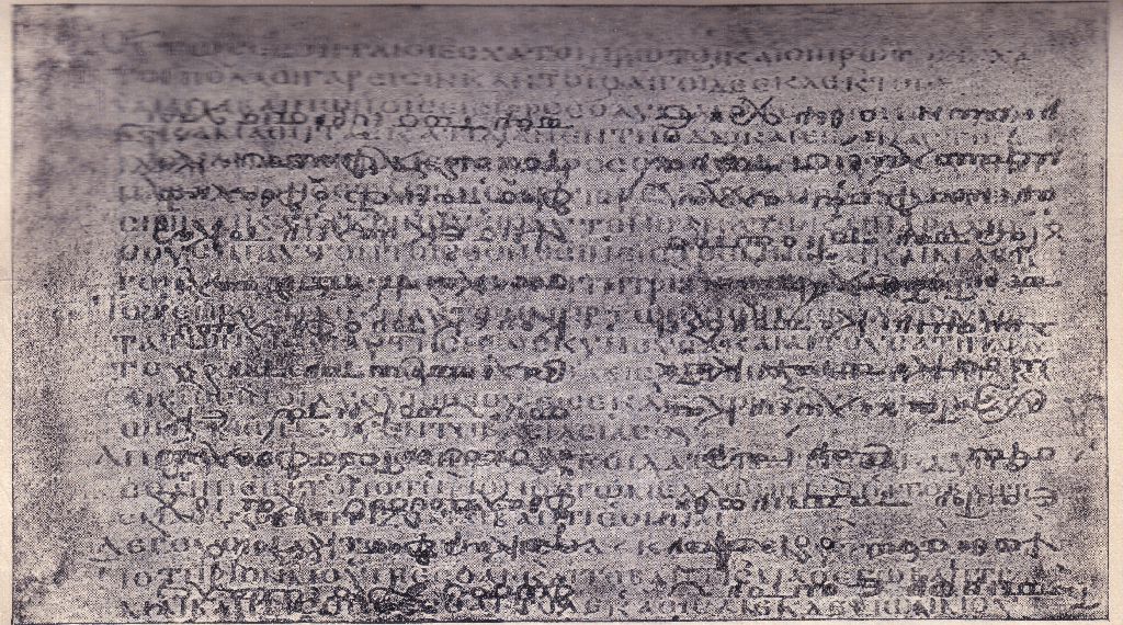 Codex Ephraemi Rescriptus [Κώδικας του Εφραίμ, ο επαναγεγραμμένος], φ. 60r, Bibliothèque nationale de France [Εθνική Βιβλιοθήκη της Γαλλίας], Παρίσι, Département des manuscrits, Grec 9. Ελληνικός βιβλικός κώδικας του 5ου αιώνα, του οποίου το αρχικό κείμενο αποξέστηκε ώστε η πολύτιμη μεμβράνη να επαναχρησιμοποιηθεί, τον 12ο αιώνα, για την αντιγραφή έργων του Εφραίμ του Σύρου. Η υποκείμενη γραφή, εδώ το χωρίο Κατά Ματθαίον 20, 16-23, παραμένει ορατή κάτω από τη νεότερη και καθιστά το παλίμψηστο κυριολεκτική εικόνα της διακειμενικής σχέσης: κάθε κείμενο εγγράφεται πάνω σε ίχνη προγενέστερων κειμένων, τα οποία δεν εξαλείφονται αλλά εξακολουθούν να το διαπερνούν και να συνδιαμορφώνουν το νόημά του. Στη μεταφορά αυτή στηρίζεται και ο τίτλος του θεμελιακού έργου του Gérard Genette [Ζεράρ Ζενέτ] Palimpsestes: La littérature au second degré [Παλίμψηστα: Η λογοτεχνία στον δεύτερο βαθμό] (1982).